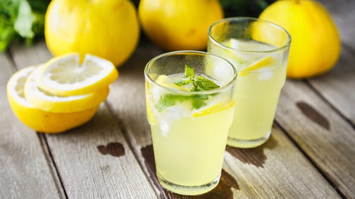 Медики рассказали, действительно ли полезна вода с лимоном