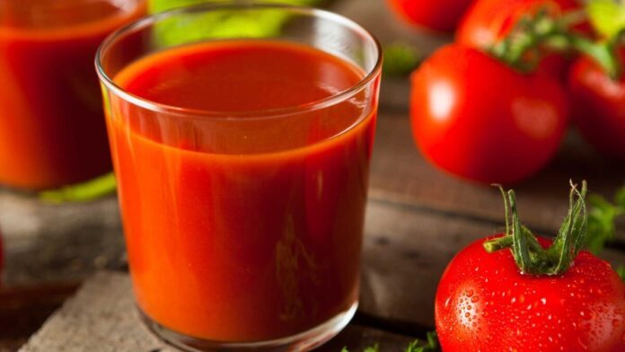 Медики объяснили, в чем польза томатного сока