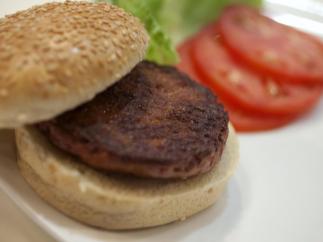 В Лондоне съели первый в мире искусственный бургер