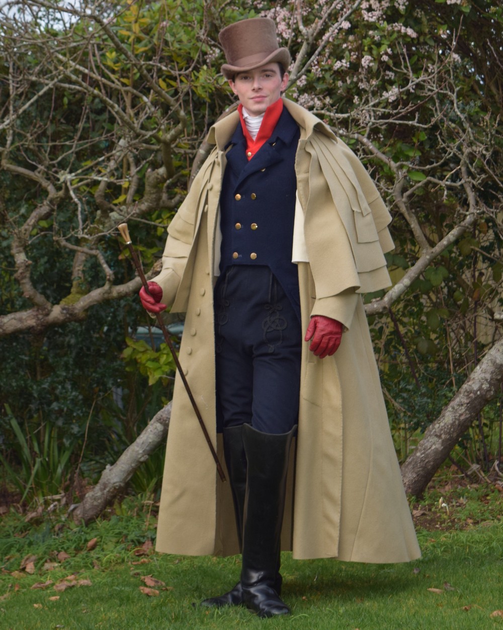 Молодой британец уже 10 лет носит одежду в стиле XIX века
