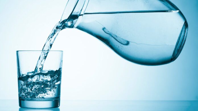 Названы пять причин регулярно пить воду