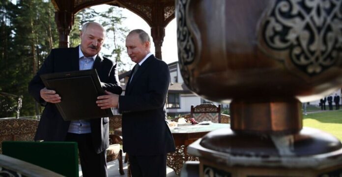 Сеть насмешил подарок Лукашенко Путину. ВИДЕО