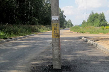 В Белоруссии перекрыли дорогу со столбом посередине 
