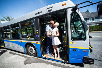 В Канаде влюбленные поженились в автобусе 