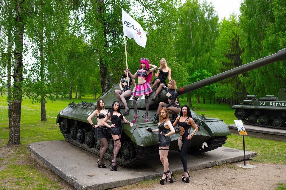 На Берлин: сети повеселило «боевое» фото с белорусскими стриптизершами. ФОТО