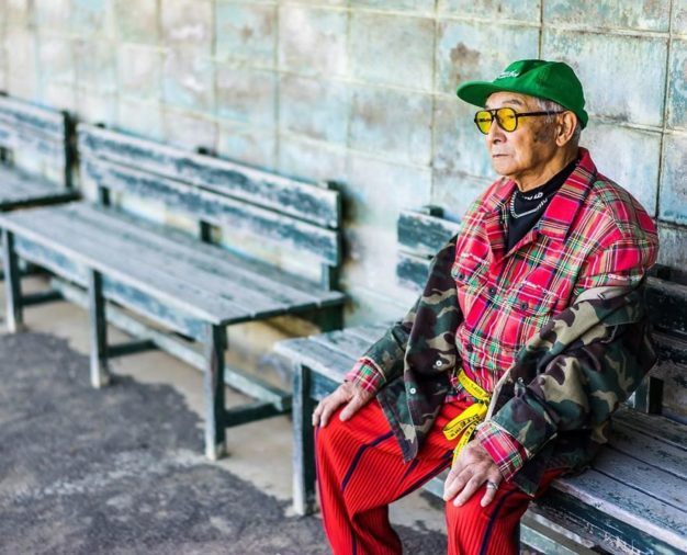 84-летний японский пенсионер покорил Сеть своими нарядами и стал самым модным дедушкой в мире. ФОТО