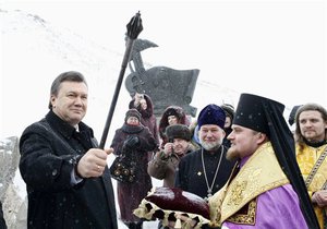 Виктору Януковичу уже вручили булаву 