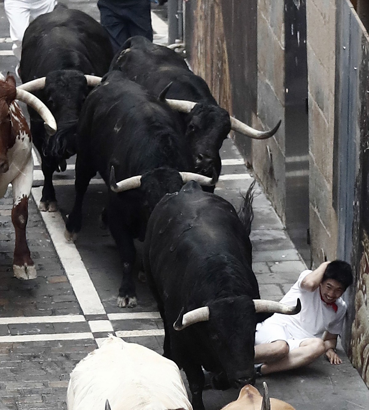 Традиционный забег с быками в Испании 2019