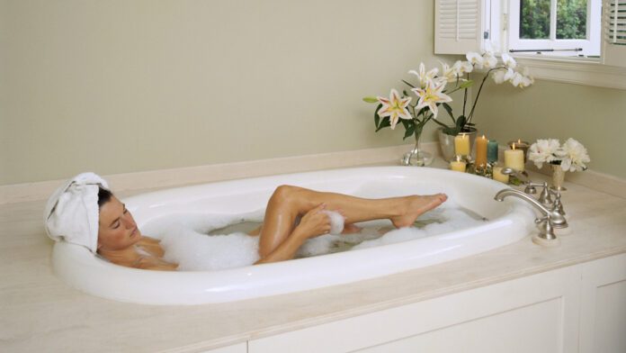 Специалисты рассказали, чем полезна для здоровья ночная ванна