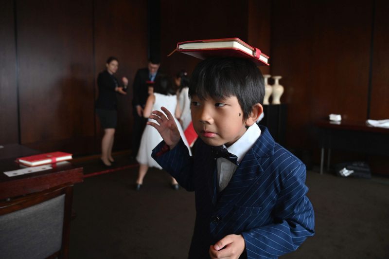 Богатые китайские детки в школе этикета в Шанхае