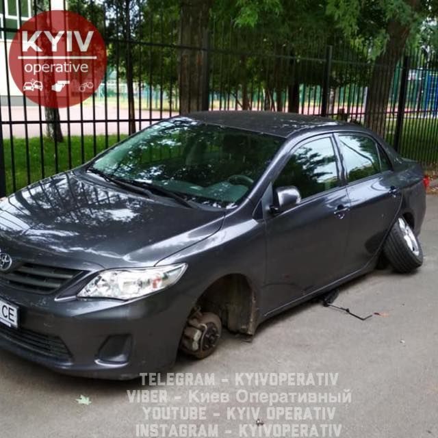 Киевлян рассмешили «непутевые» воры автомобильных колес. ФОТО