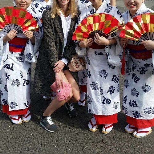 Сеть позабавили люди-«великаны», посетившие Японию. ФОТО