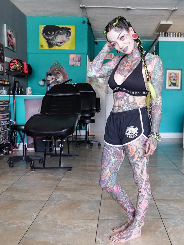 Девушка пугает своим внешним видом из-за большого количества тату на теле. ФОТО