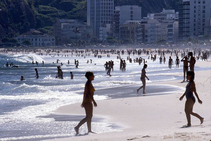 Ретро-снимки солнечного пляжа в Рио-де-Жанейро. Фото