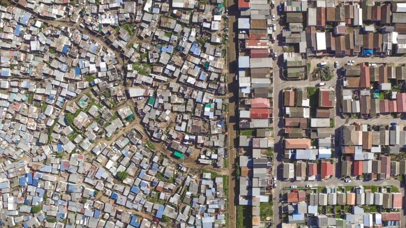 Наглядная разница между богатыми и бедными кварталами. Фото