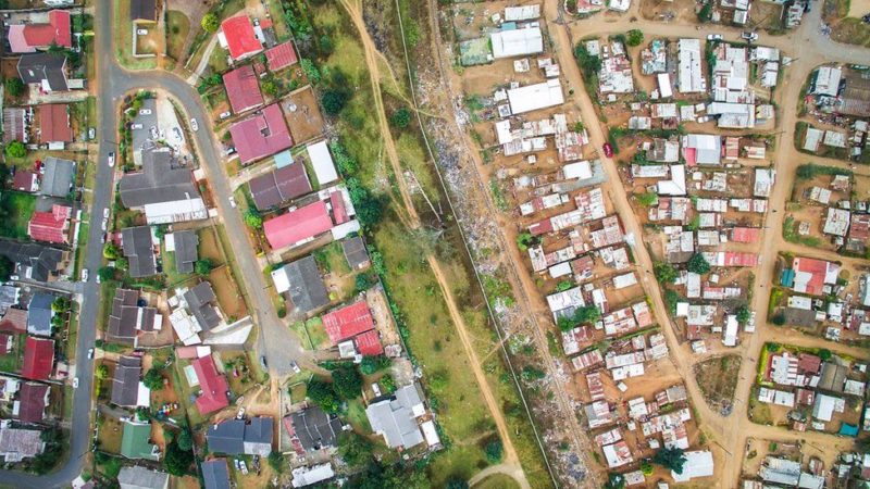 Наглядная разница между богатыми и бедными кварталами. Фото