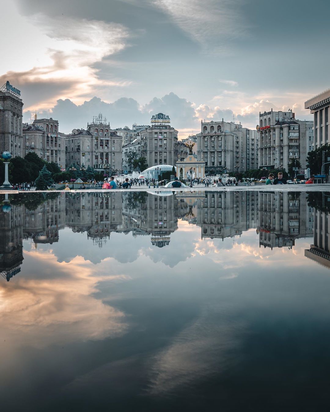 На уходящей неделе Киев омывало дождями, что позволило @zhukevych сделать фото в любимом жанре "мир в отражениях"