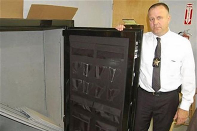 Американец случайно купил сейф с 136 кг марихуаны