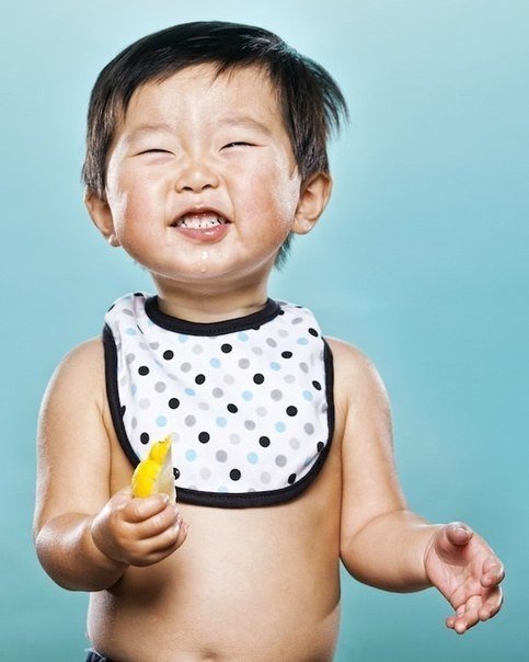 Фотограф забавно показал реакцию малышей на вкус лимона. ФОТО
