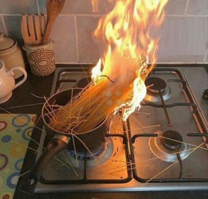 Редакция Novate.ru спешит сообщить, спагетти так не готовят! | Фото: Meme Guy.