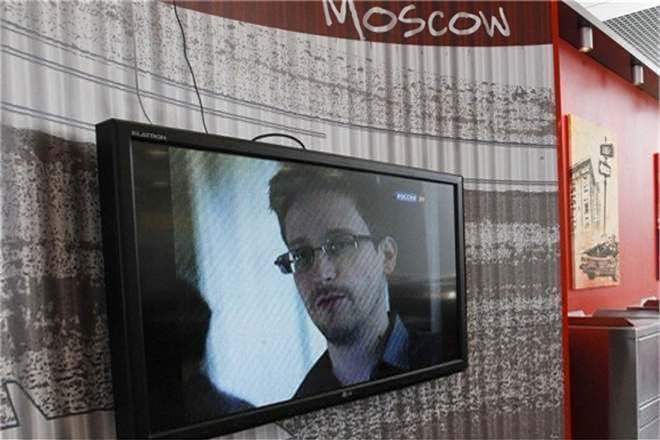 Журналист, контактирующий со Сноуденом, обещает новые разоблачения