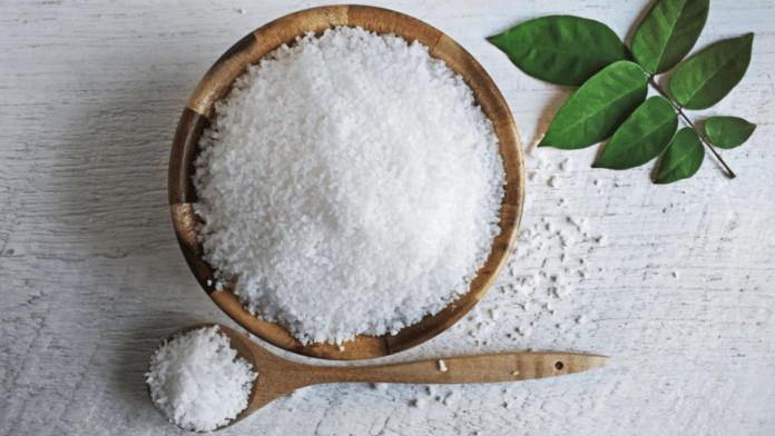 Медики рассказали, можно ли гипертоникам употреблять соль