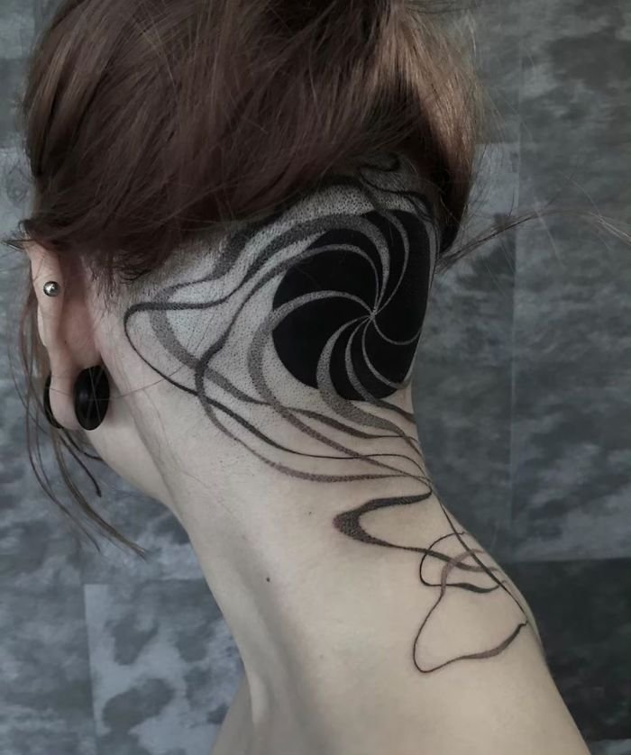Креативные татуировки на шее