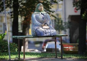 Вслед за Ежиком в тумане в Киевe повредили скульптуру Типичная бабушка