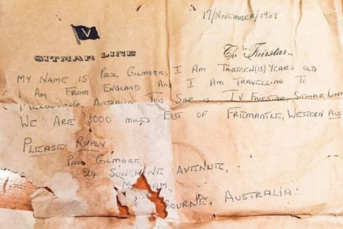 Юный австралиец нашел в бутылке загадочное письмо. ФОТО