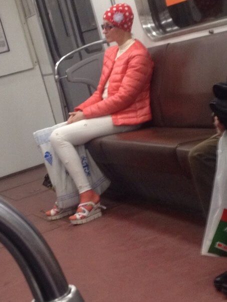 Потешные снимки «модников» из метро. ФОТО