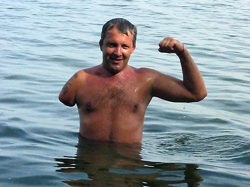 Мужчина без руки и ноги совершил патриотический заплыв через Кременчугское водохранилище