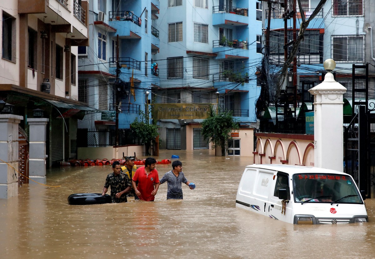 Наводнения в Южной Азии вынудили людей покинуть свои дома. ФОТО