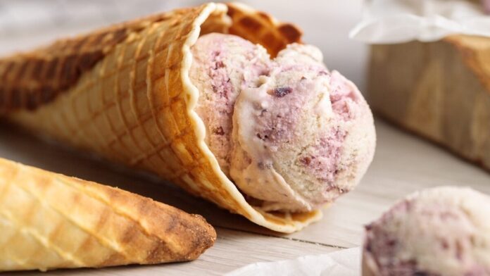 Диетологи рассказали, как может навредить здоровью мороженое