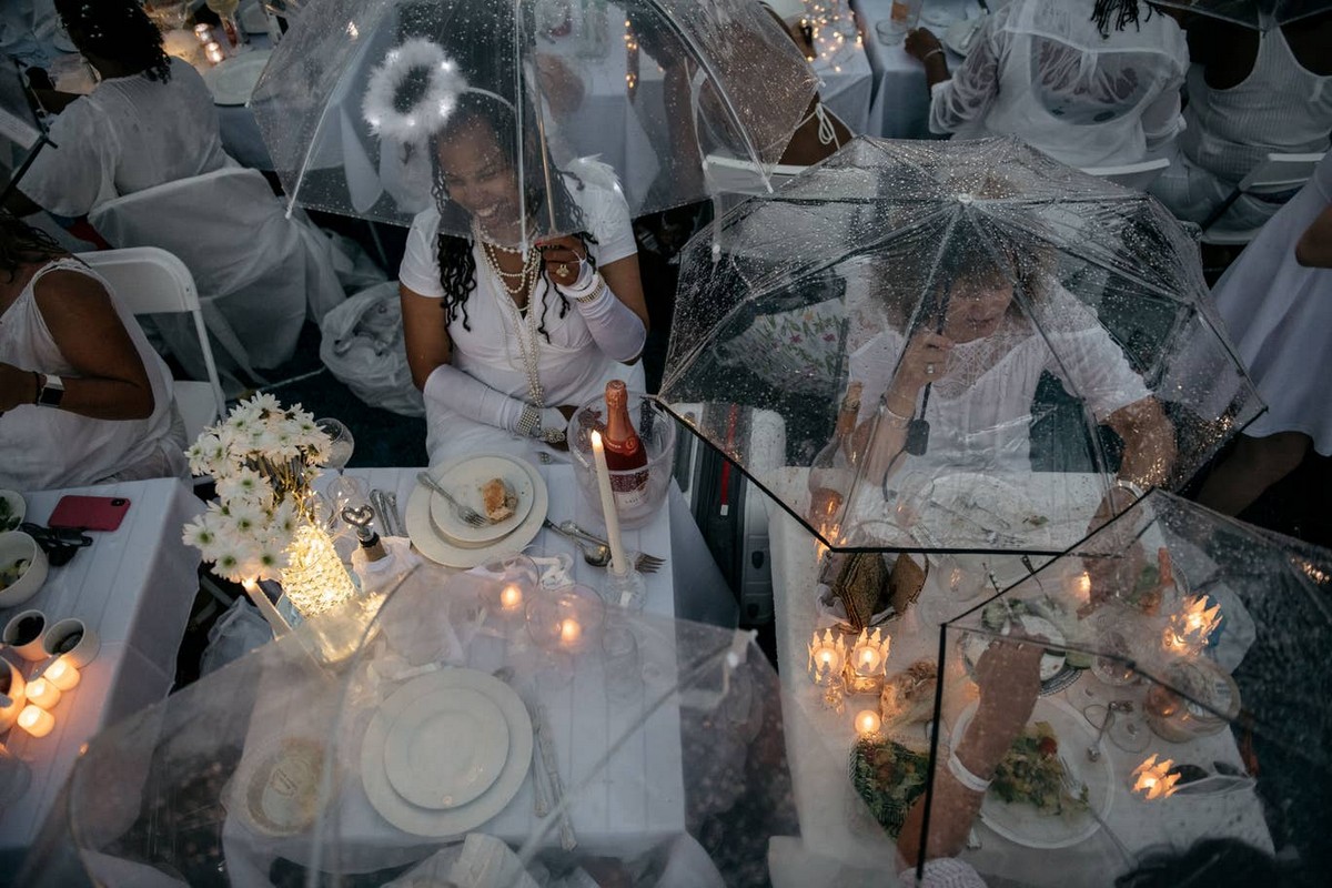 Дождь испортил ежегодный флешмоб Ужин в белом в Нью-Йорке
