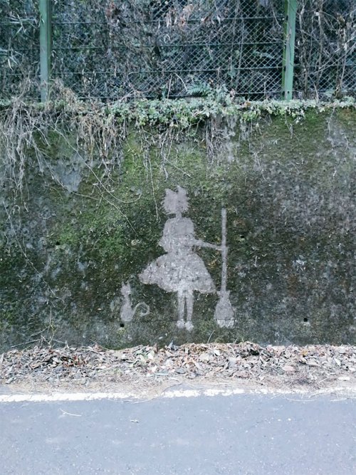 Необычный стрит-арт из мха от японского художника. Фото