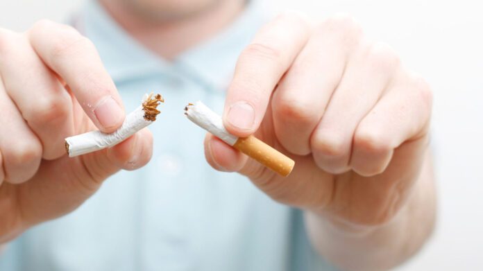 Специалисты рассказали, в каком возрасте лучшего всего бросать курить