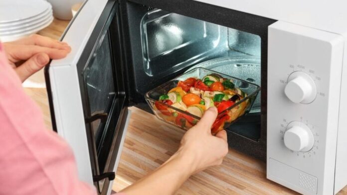 В какой посуде можно разогревать еду в микроволновке фото