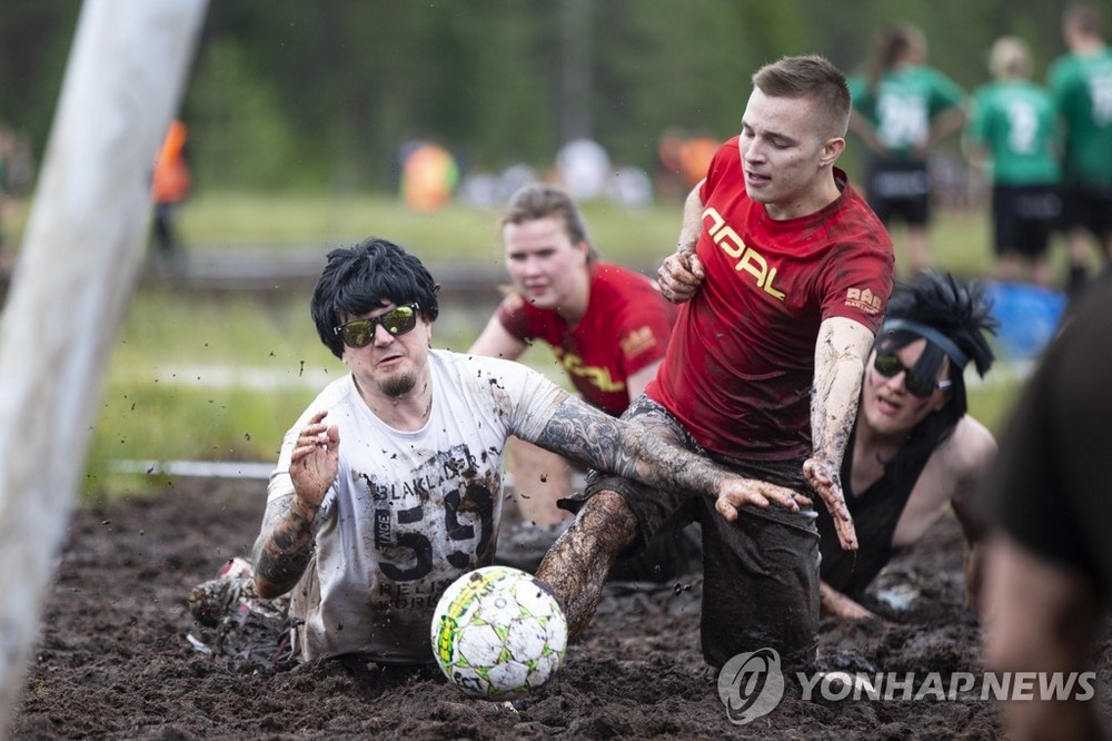 Чемпионат Мира по футболу на болоте в Финляндии