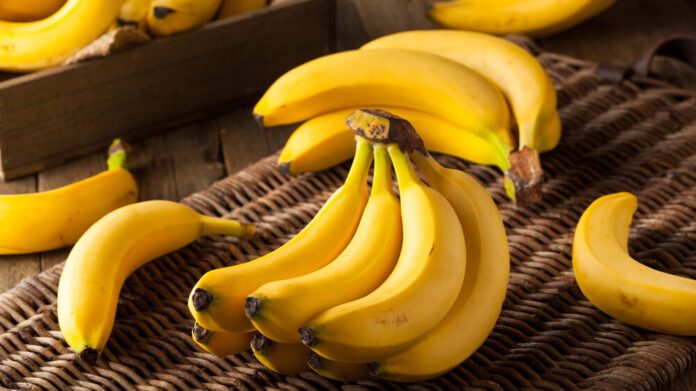 Врачи рассказали, кому вредно есть бананы