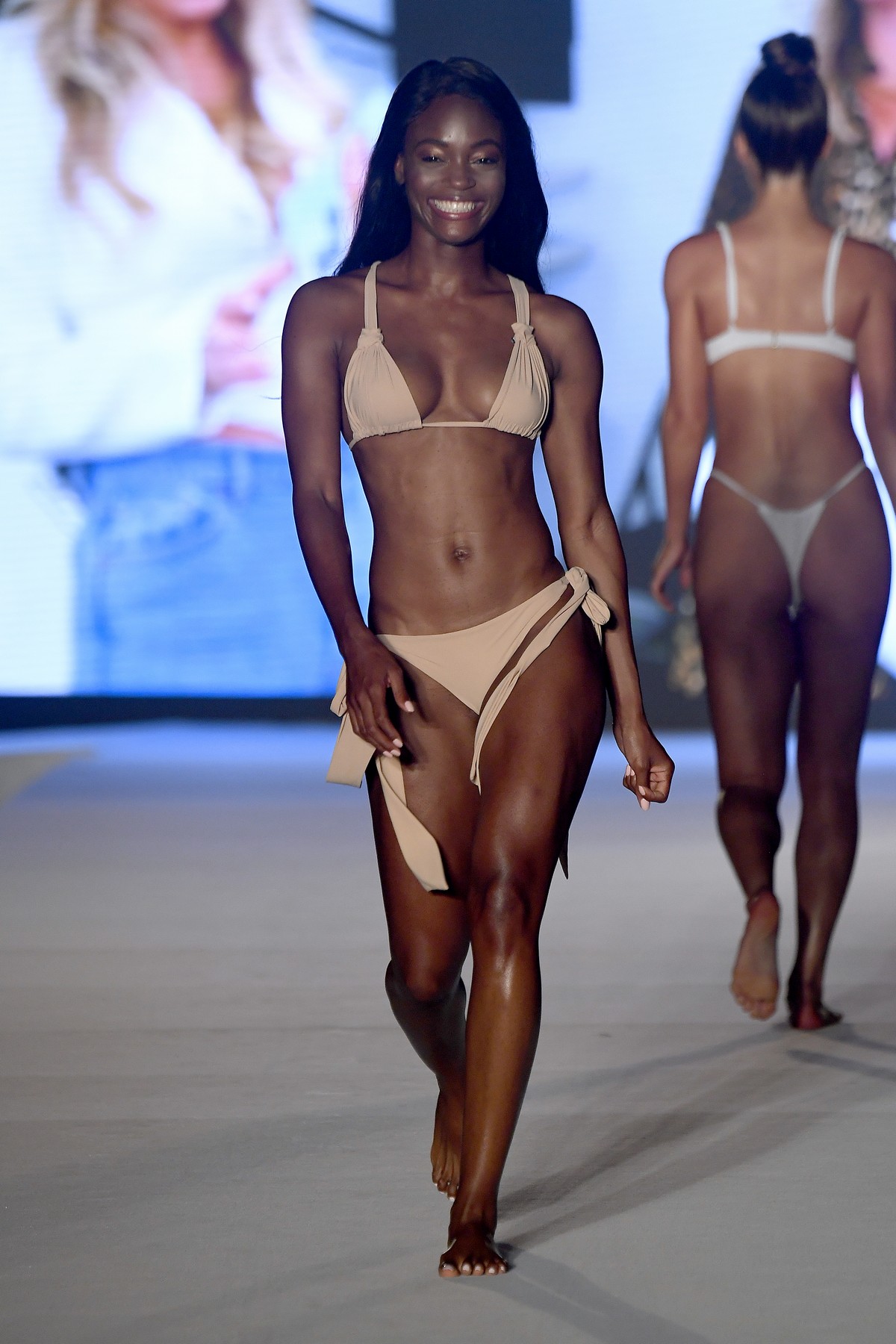 Горячие модели в купальниках на Miami Swim Week 2019