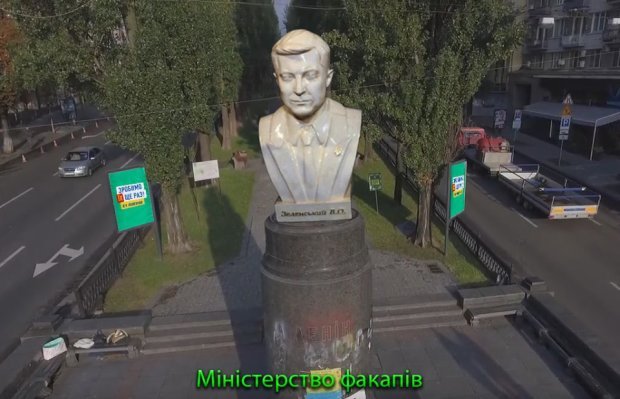 Соцсети смеются над памятником Зеленскому в центре Киева