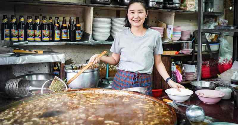 В ресторане Бангкока подают рагу, которое варится уже 45 лет. ФОТО
