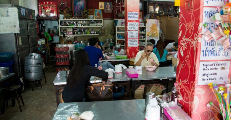 В ресторане Бангкока подают рагу, которое варится уже 45 лет. ФОТО