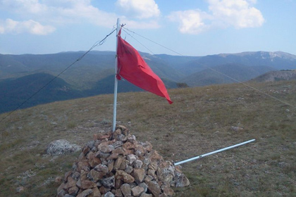 На горе в Крыму флаг Украины заменили советским