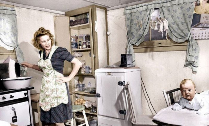 Энтузиасты раскрасили и опубликовали подборку бытовых фотографий первой половины ХХ века, изображающих кухни в самых обычных семьях. . ФОТО