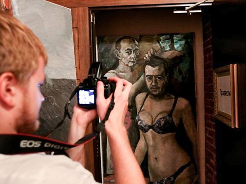 Из музея в Петербурге полиция вынесла портрет Путина в женских трусах 
