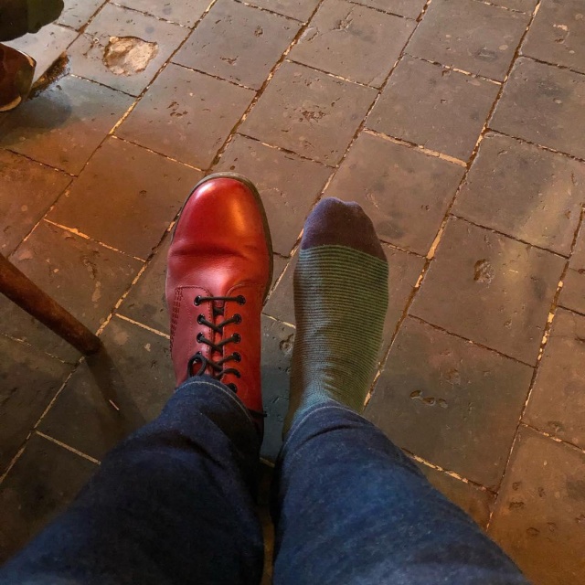 Странные вещи с ботинками в одном из баров Бельгии