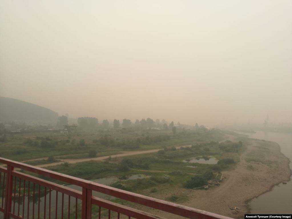 Дымка от пожаров в городе Усть-Кут – дым заволок многие города Сибири