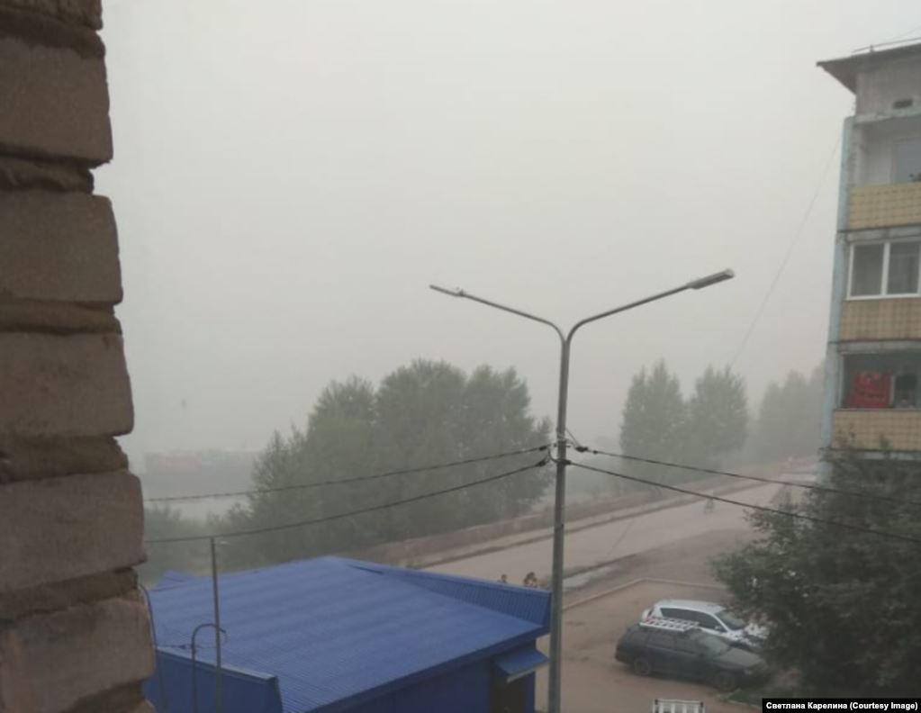 Дым на улицах города Киренск. По словам местных жителей, от него нельзя спрятатся ни днем, ни ночью