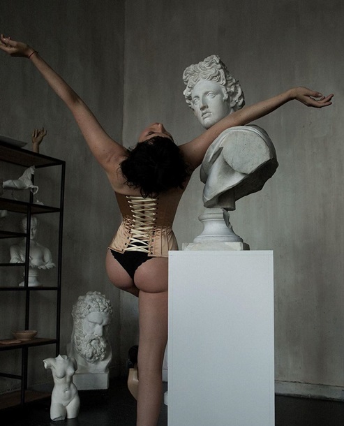 Даша Астафьева в нижнем белье снялась со статуей. ФОТО